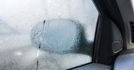 Dlaczego szyby w samochodzie parują od wewnątrz? Najczęstsza przyczyna