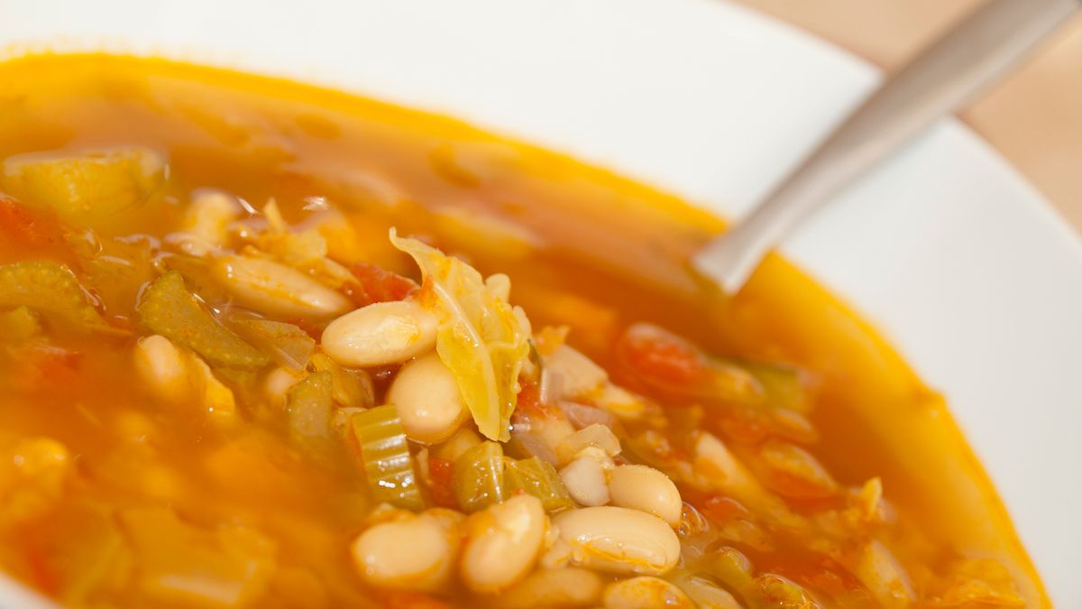 Co dodać do zupy fasolowej, by podkreślić jej smak?