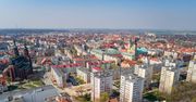 Zniszczona ul. Emilii Plater w Legnicy będzie wyremontowana. Miasto ogłosiło przetarg na jej modernizację