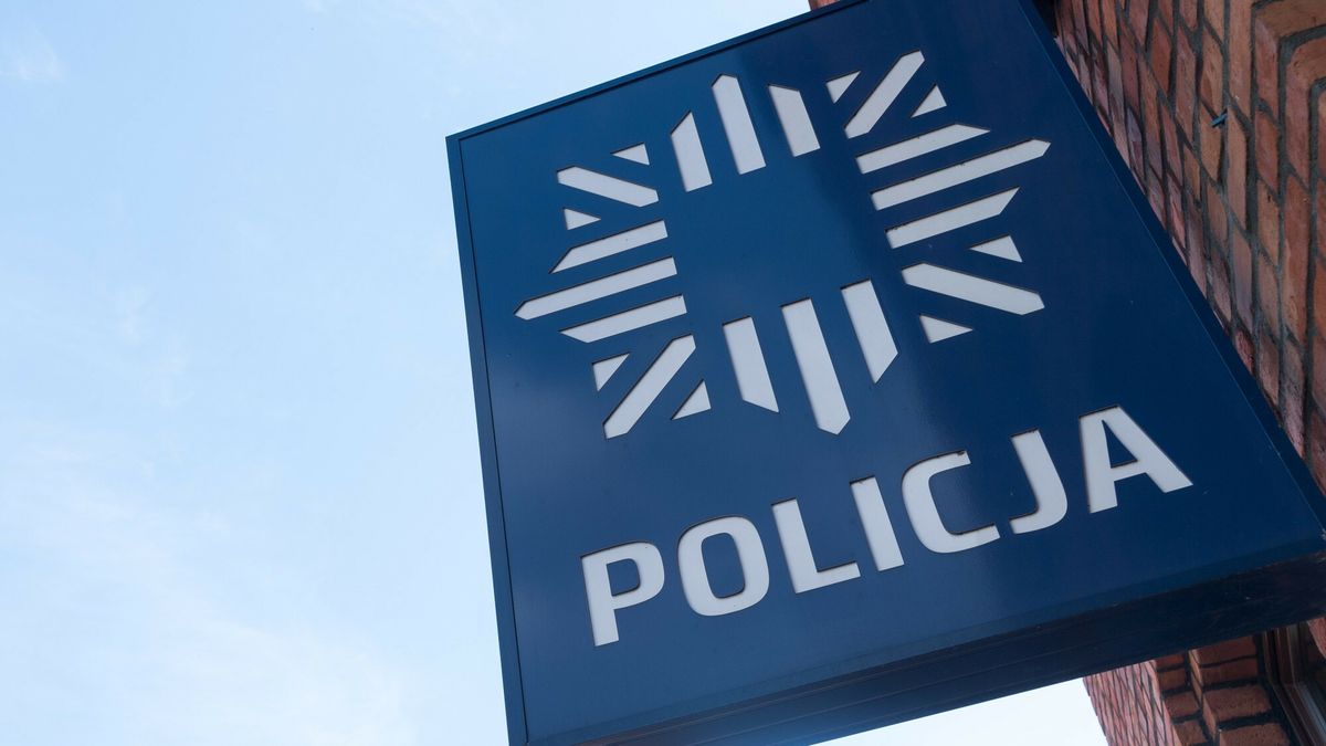 Zakrwawiony mężczyzna wbiegł na komendę.