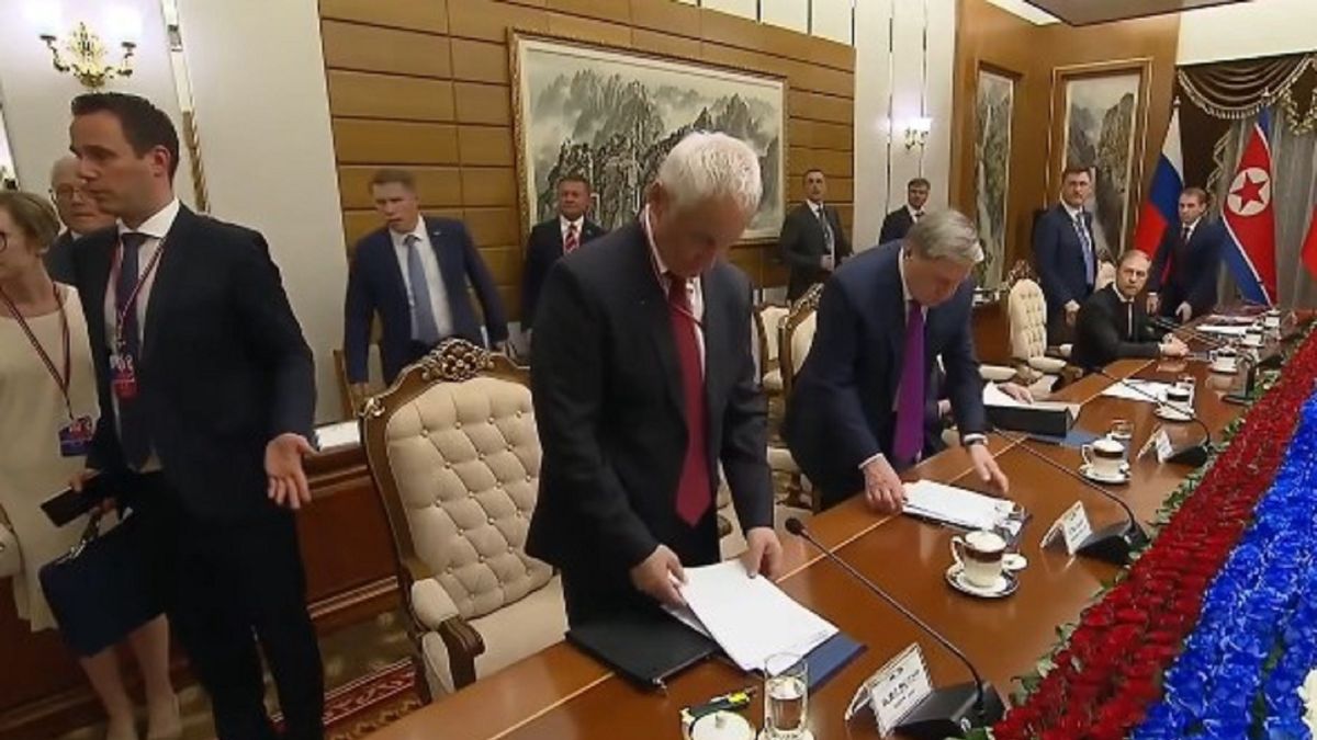 Chwile przed przybyciem Putina i Kima na miejsce spotkania.