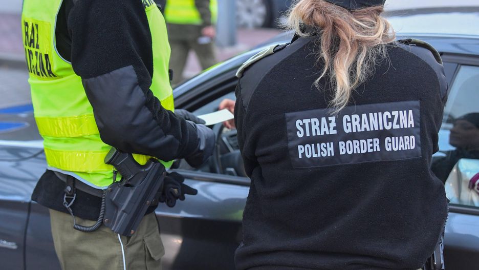 Poland temporarily carries out border controls due to UN conference
22 November 2018, Poland, Swiecko: Polish border guard checks the personal details of a traveller on the A12 motorway at the former border crossing in Swiecko. At the border crossings to Poland there will be border controls again from 22.11.2018. The background is the UN Climate Change Conference, which takes place in December in Katowice, Poland. Travellers must be prepared for possible waiting times at border crossings. Photo: Patrick Pleul/dpa-Zentralbild/dpa 
Dostawca: PAP/DPA.
Patrick Pleul
Policy, Border police, Internal Security, Brandenburg, lbn, Civil servants, Safety and security, Poland, Frontier, Checks, bezpiecze�stwa, bezpiecze�stwo, granica, konferencja ONZ, kontrola, kontrole, Polska, stra� graniczna
