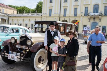 7. Rajd Retro Ritz odwiedził Białystok. Przed Pałacem Branickich zaparkowały wyjątkowe zabytkowe pojazdy