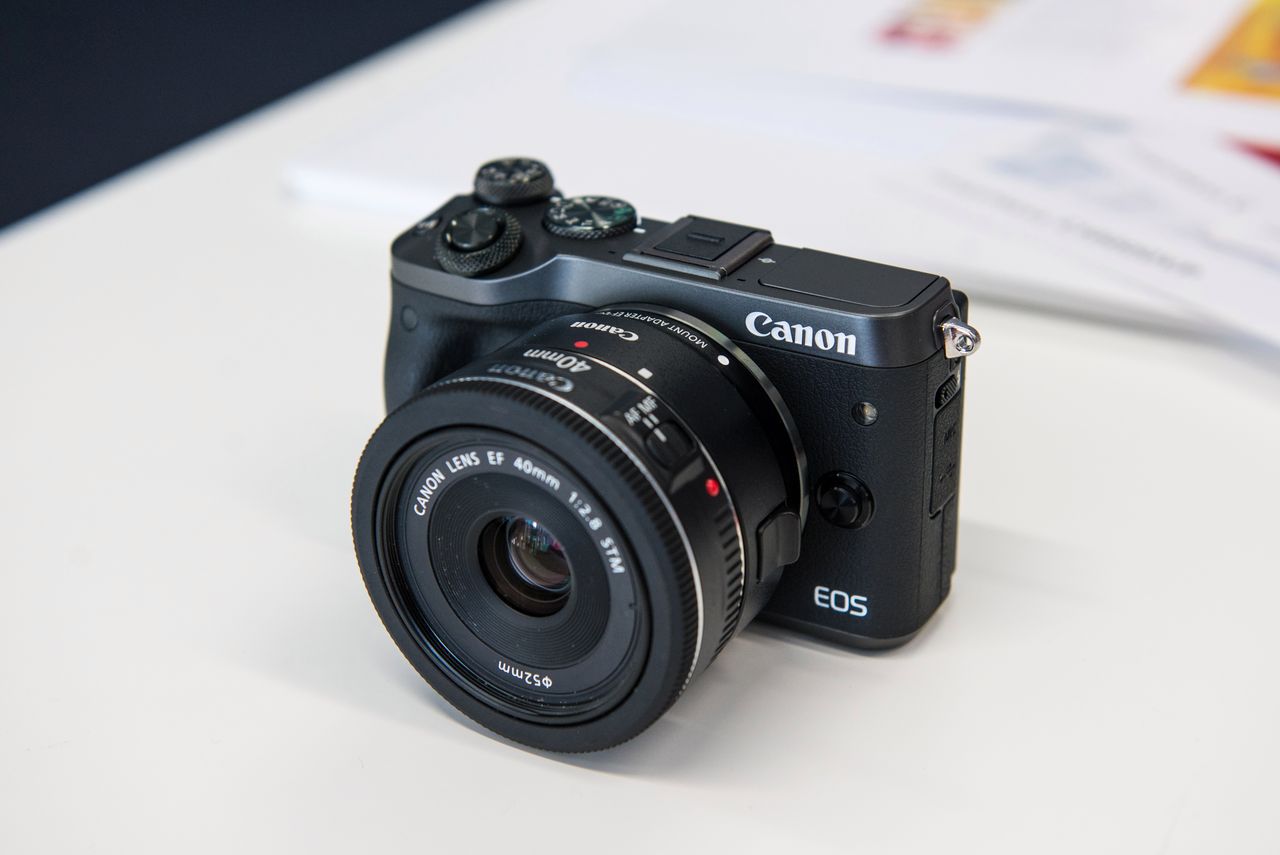 Canon ESO M6 z obiektywem do lustrzanek 40 mm f/2.8