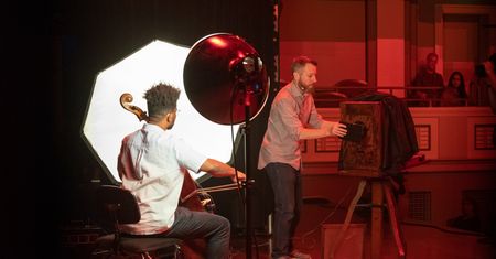 Fotograf zamienił salę filharmonii w największą ciemnię na świecie