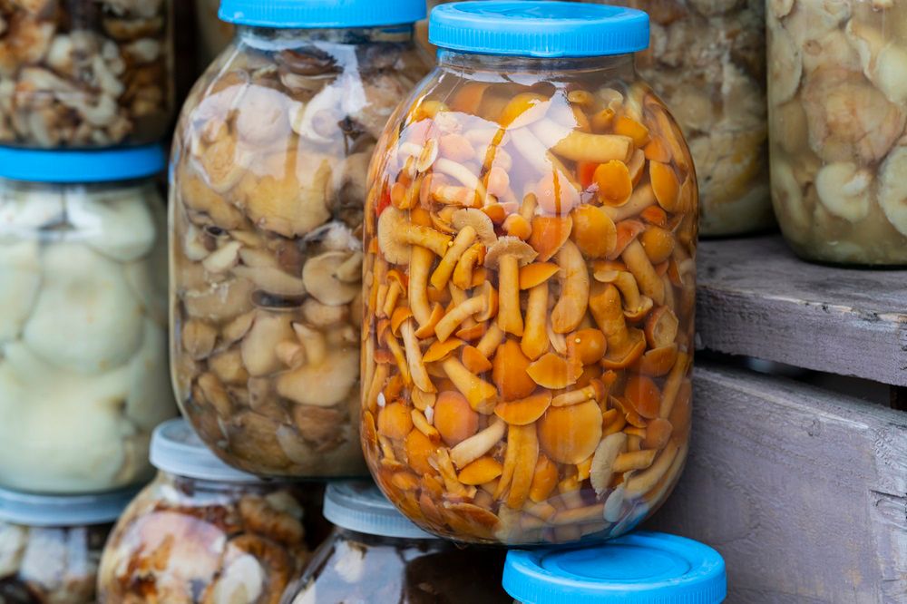 Marynowane grzybki będą jeszcze lepsze. Tego użyj zamiast cukru