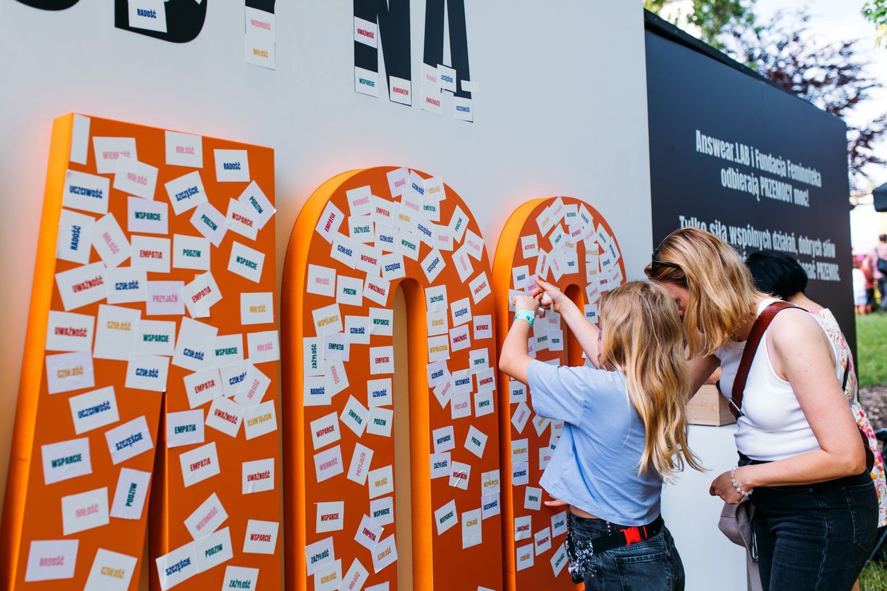 Moda mówiąca ważne rzeczy – nowy projekt marki Answear.LAB i Fundacja Feminoteka