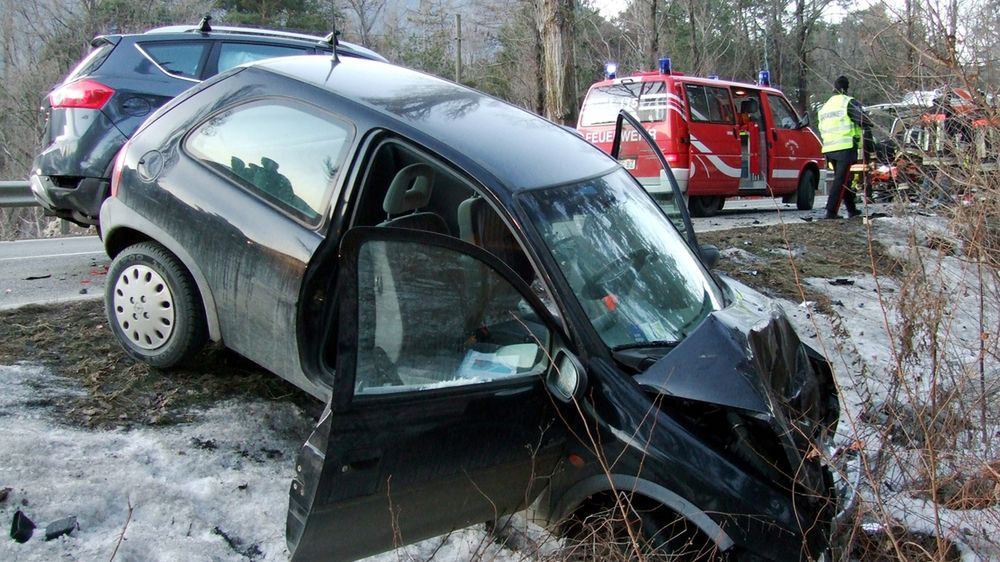 Zdjęcie wypadku samochodowego, fabiodevilla/Shutterstock.com