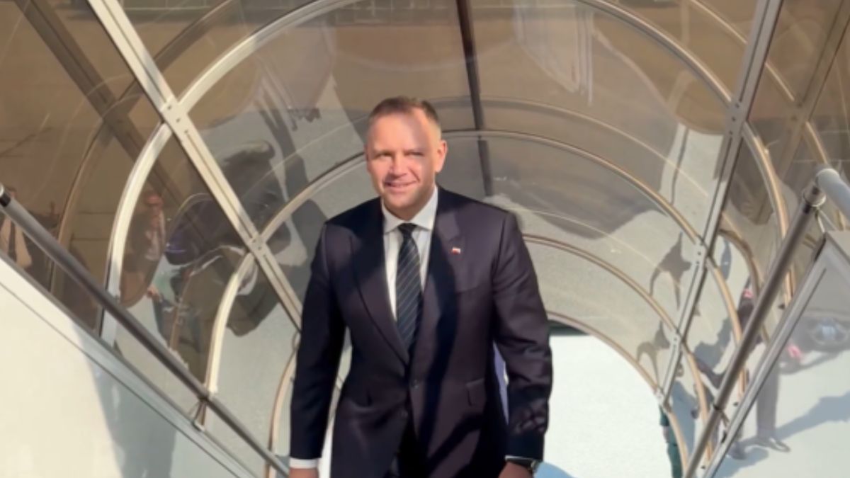 Karol Nawrocki wszedł na pokład samolotu