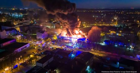 Pożar chińskiego marketu w Rudzie Śląskiej. Płonął niemal cały kompleks