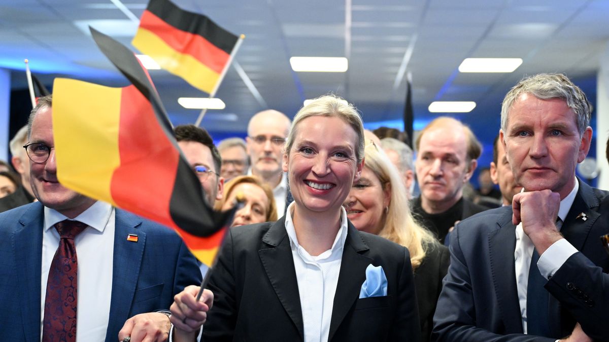 Alternative for Germany (AfD) party and faction co-chairwoman and top candidate for the federal election, Alice Weidel (C) reacts to initial results with AfD leader in Thuringia Bjoern Hoecke (R) and Alternative for Germany (AfD) party and faction co-chairman Tino Chrupalla (L) during the party's election event at its headquarters in Berlin, Germany, 23 February 2025. About 60 million Germans were eligible to vote in the elections for a new federal parliament (Bundestag). EPA/SOEREN STACHE / POOL Dostawca: PAP/EPA.