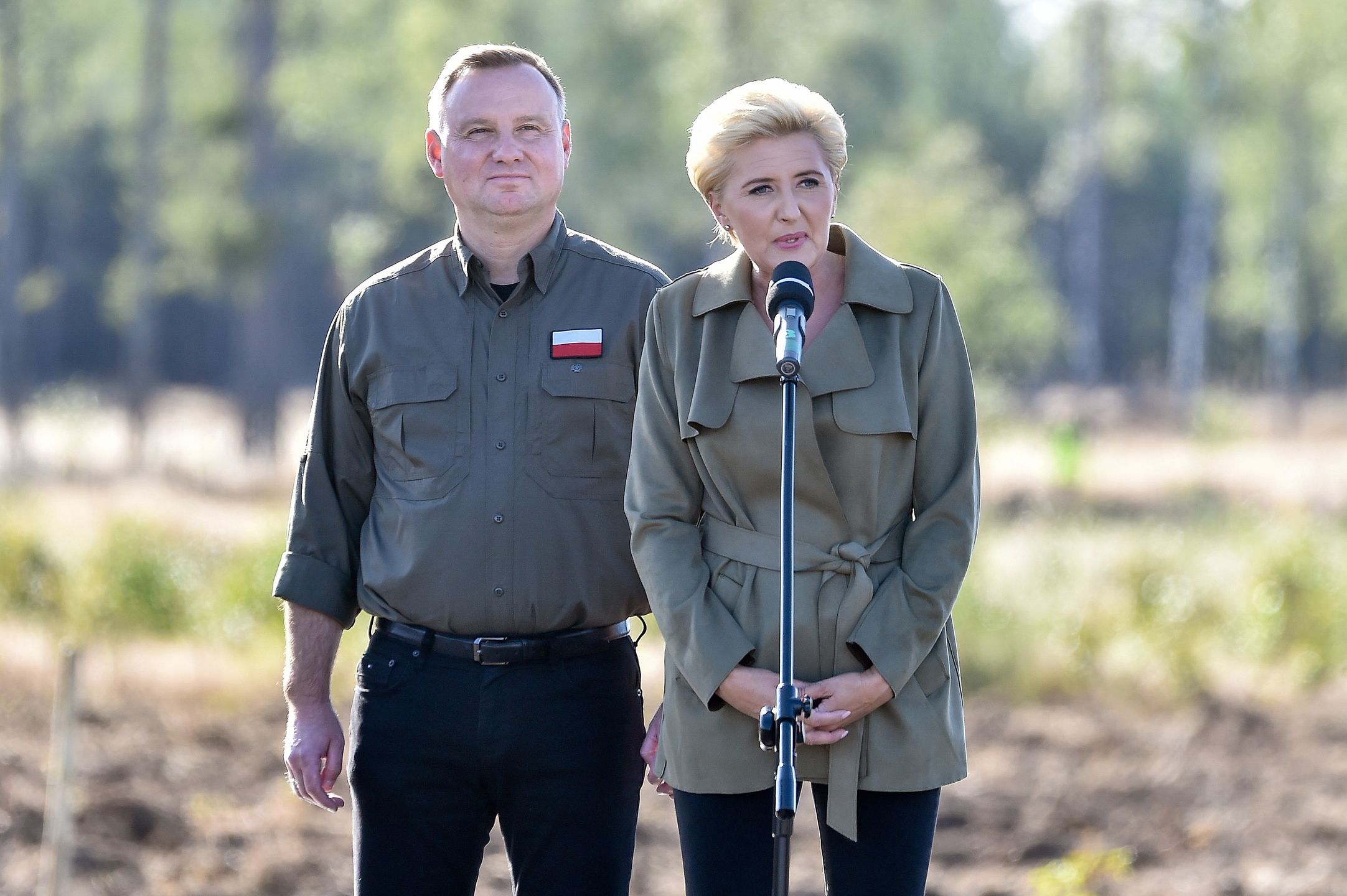 Andrzej Duda z żoną Agatą sadzą las
