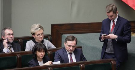 Ponad 200 tys. zł w ministerialnych kwartalnikach. Tak dorabiała była zastępczyni Ziobry