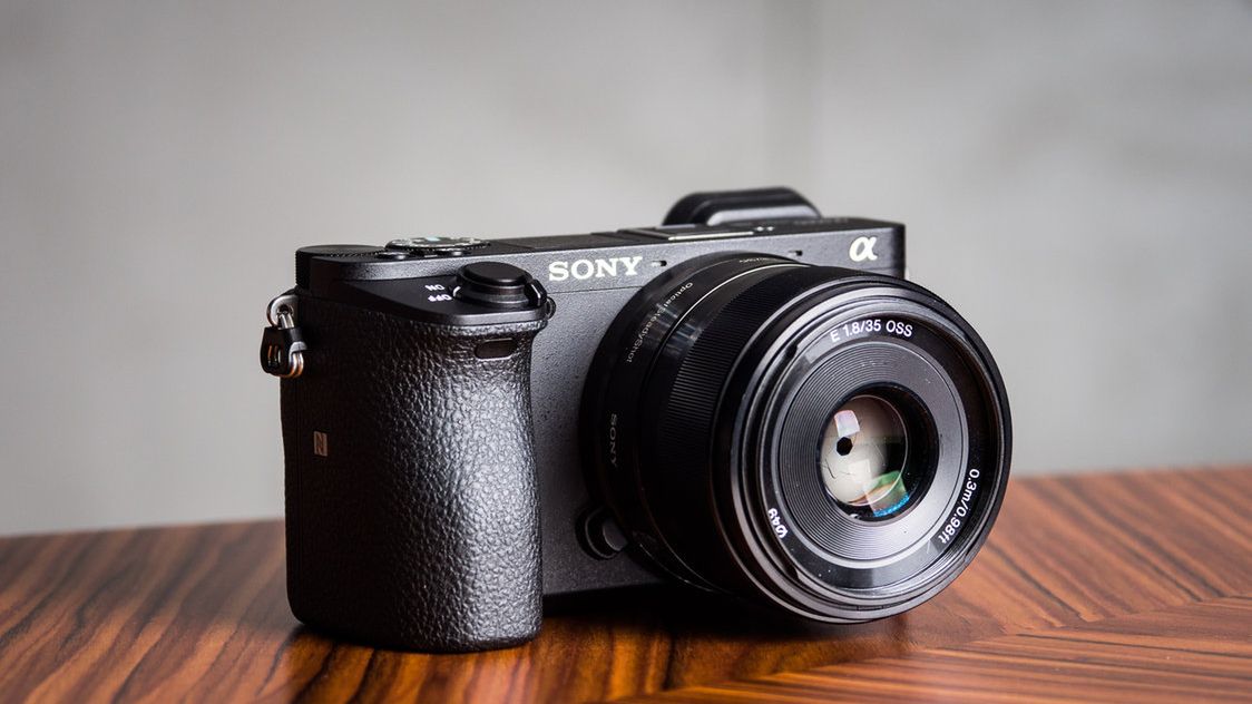 Sprzedała aparat. Kupujący ją oszukał i odesłał 3 razy tańszy 1