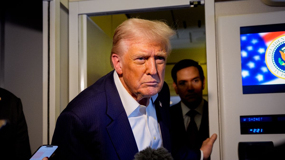 IN FLIGHT - OCTOBER 27: U.S. President Donald Trump, accompanied by U.S. Secretary of State Marco Rubio (R), takes a question from a reporter aboard Air Force One on October 27, 2025, in flight. Trump is in route to Japan after attending the Association of Southeast Asian Nations (ASEAN) summit in Malaysia, and will travel on to South Korea for the Asia-Pacific Economic Cooperation (APEC) forum. (Photo by Andrew Harnik/Getty Images)