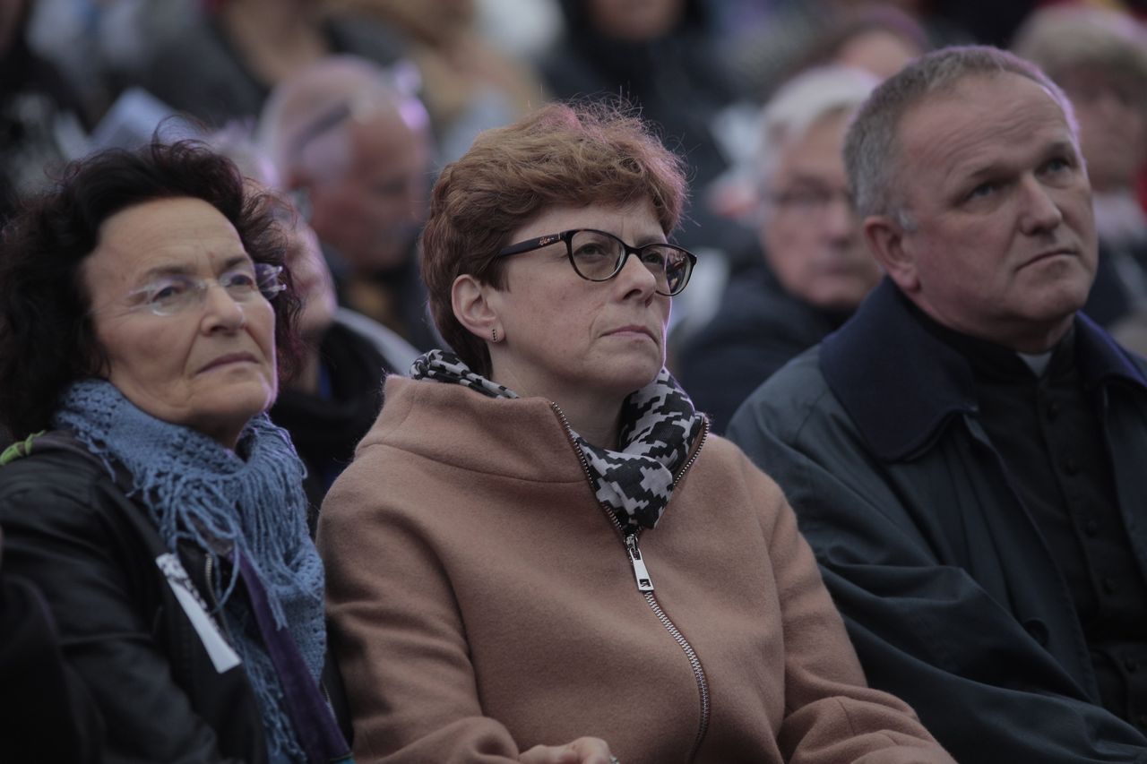 Ewa Negrusz-Szczęsna (w środku) podczas obchodów pierwszej rocznicy śmierci Piotra Szczęsnego 