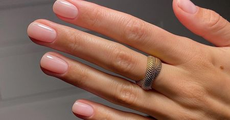 Nowy trend w stylizacji paznokci. Minimalistyczny manicure to hit lata