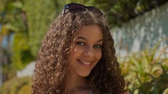 19-letnia Emilia Dankwa spełnia się w roli modelki, pozując w bikini na skałach