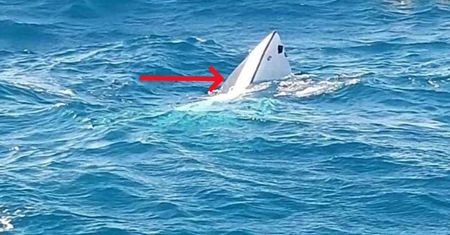 Wypłynęli mimo ostrzeżeń. Łódź nie miała szans we wzburzonym oceanie