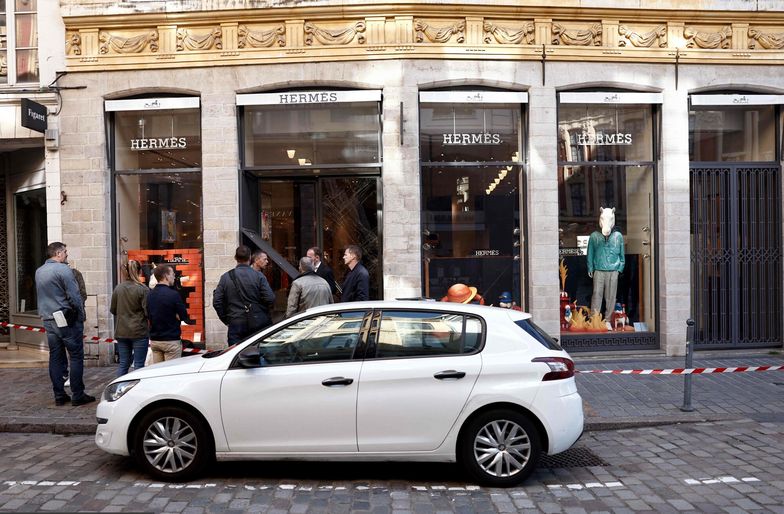 Śmiały rabunek luksusowego sklepu we Francji. Złodzieje użyli auta jak taranu