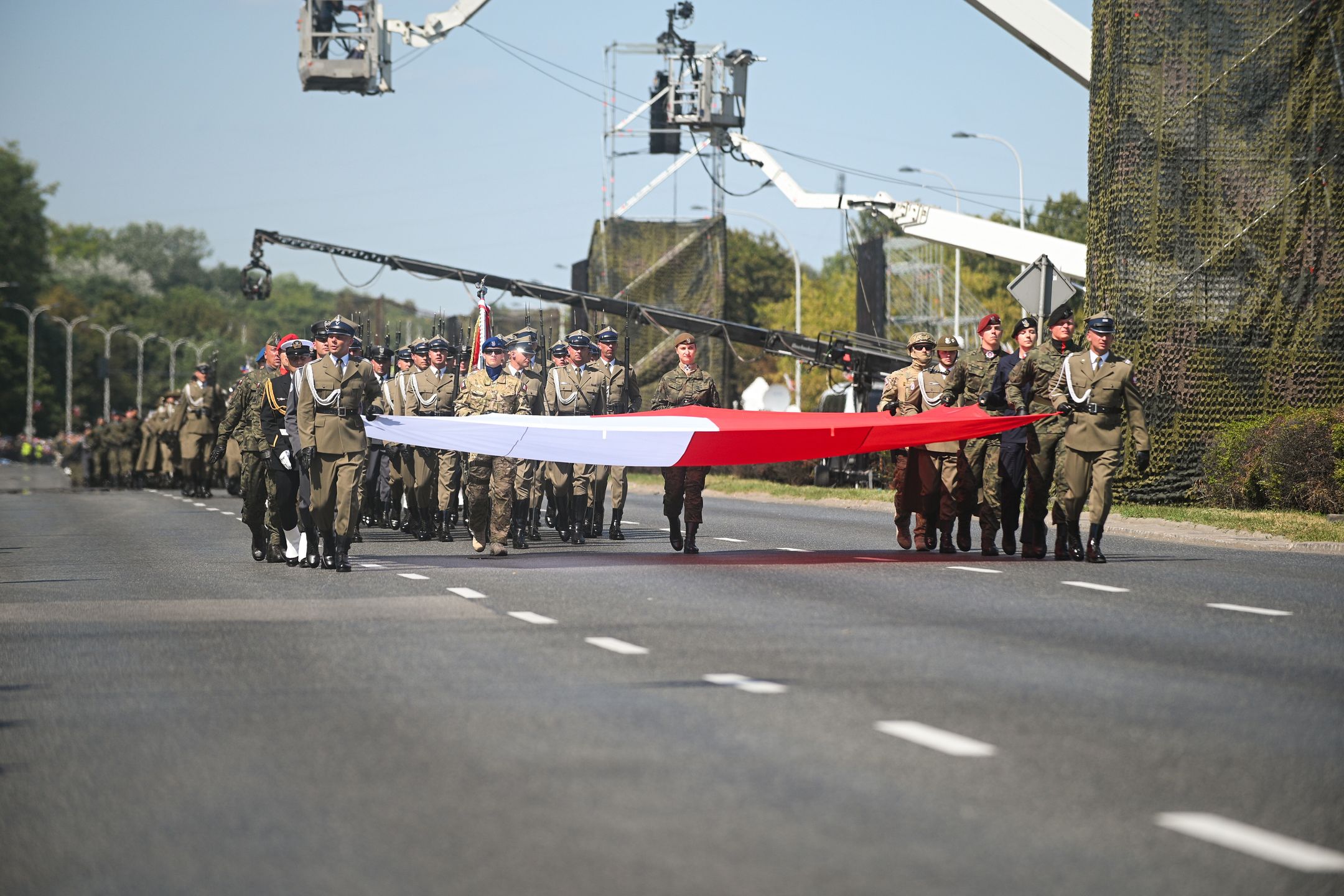 Warszawa, 15.08.2025. Defilada wojskowa na warszawskiej Wisłostradzie, w ramach obchodów Święta Wojska Polskiego, 15 bm. Tegoroczna defilada wojskowa odbywa się pod hasłem ?Dziękujemy za Waszą służbę?. (mr) PAP/Marcin Obara