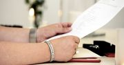 Trzynasta i czternasta emerytura a długi. Co może komornik?