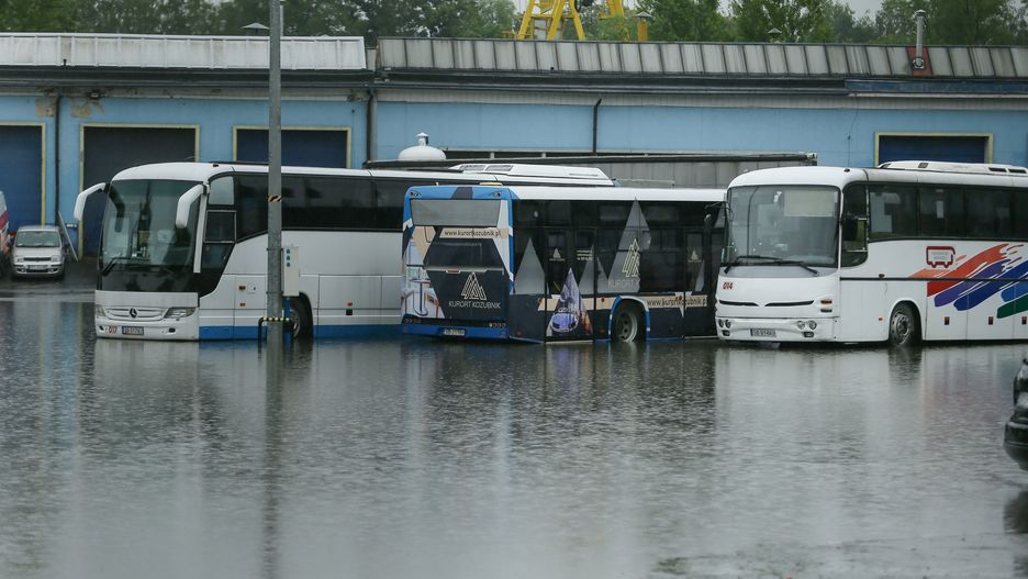 zajezdnia autobusowa
Jarek Praszkiewicz
deszcz, droga, Ha�cn�w, ulewa, woda, zalane, zalania, Bielsko Bia�a, blokady, drogi, intensywne opady, po deszczu, pogoda, zablokowane drogi, zniszczenia