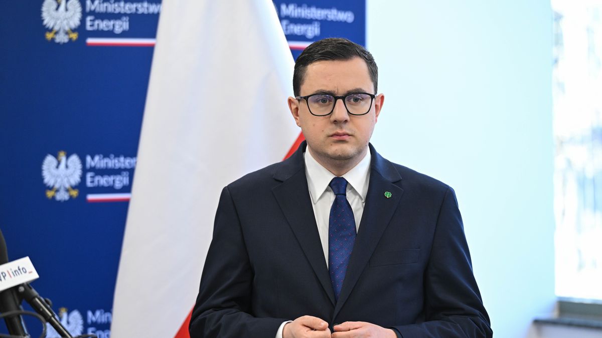 Warszawa, 01.04.2026. Minister energii Miłosz Motyka podczas konferencji prasowej w siedzibie resortu w Warszawie, 1 bm. Spotkanie dot. aktualnej sytuacji na krajowym rynku paliw oraz obowiązujących rządowych rozwiązaniach osłonowych. (ad) PAP/Radek Pietruszka