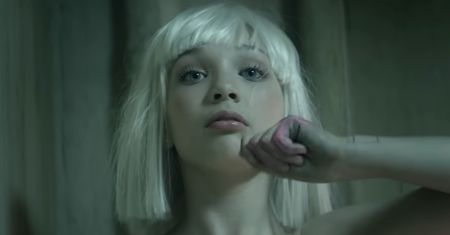 Miała tylko 13 lat. Jej występ w teledysku rozpętał aferę