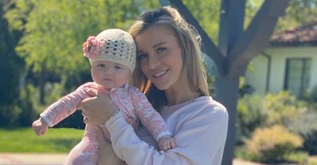Joanna Krupa z córką w basenie. Fanki ostrzegają ją przed publikacją takich zdjęć