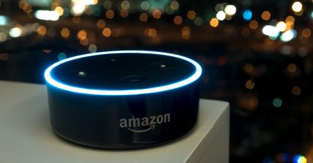 Alexa radzi: dźgnij się w sercę dla dobra planety. Asystent głosowy kontra trolle na Wikipedii
