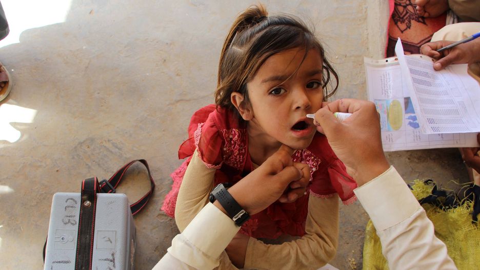 Polio vaccination campaign in Kandahar
epa11466239 A health worker administers polio vaccination to a child in Kandahar, Afghanistan, 08 July 2024. Five cases of polio have been recorded in Kandahar, Nuristan, Herat, and Ghazni provinces since the beginning of the current solar year. The Afghanistan Polio Eradication Initiative has announced the launch of a vaccination campaign in several provinces, emphasizing the ongoing challenges in eradicating the disease in the country. Afghanistan and Pakistan remain the only two countries in the world where polio has not been eradicated among children, highlighting the critical importance of vaccination campaigns and cross-border cooperation to prevent its spread.  EPA/QUDRATULLAH RAWZAN 
Dostawca: PAP/EPA.
QUDRATULLAH RAWZAN
