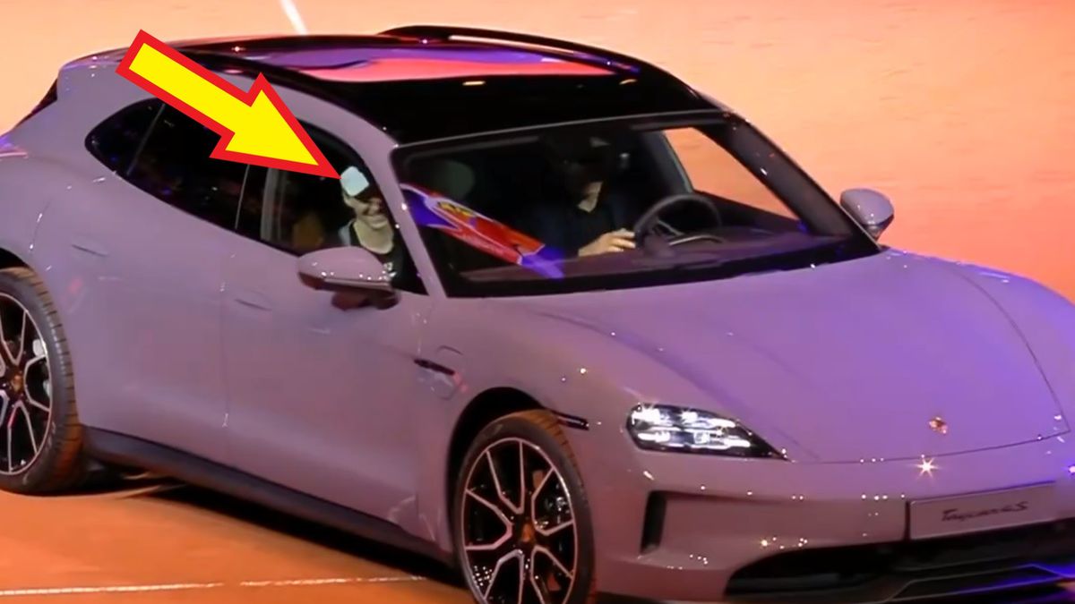 Na zdjęciu: Jelena Rybakina w wygranym Porsche