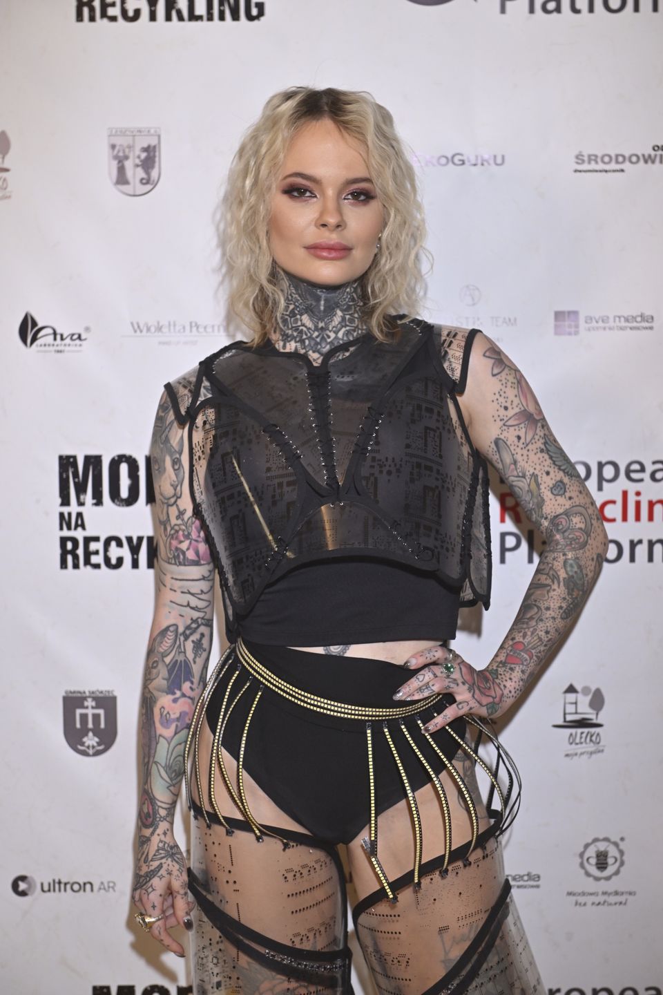 Ekologiczne gwiazdy lansują się na pokazie mody z recyklingu