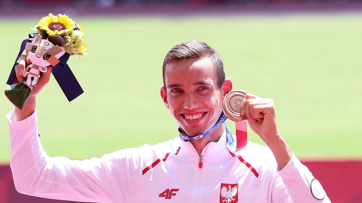 Tokio, Japonia, 05.08.2021. Igrzyska Olimpijskie - Tokio 2020, 5 bm. Patryk Dobek podczas ceremonii dekoracji. Polak Patryk Dobek zdobył brązowy medal w biegu na 800 m. (gj) PAP/Leszek Szymański   EDITORIAL USE ONLY