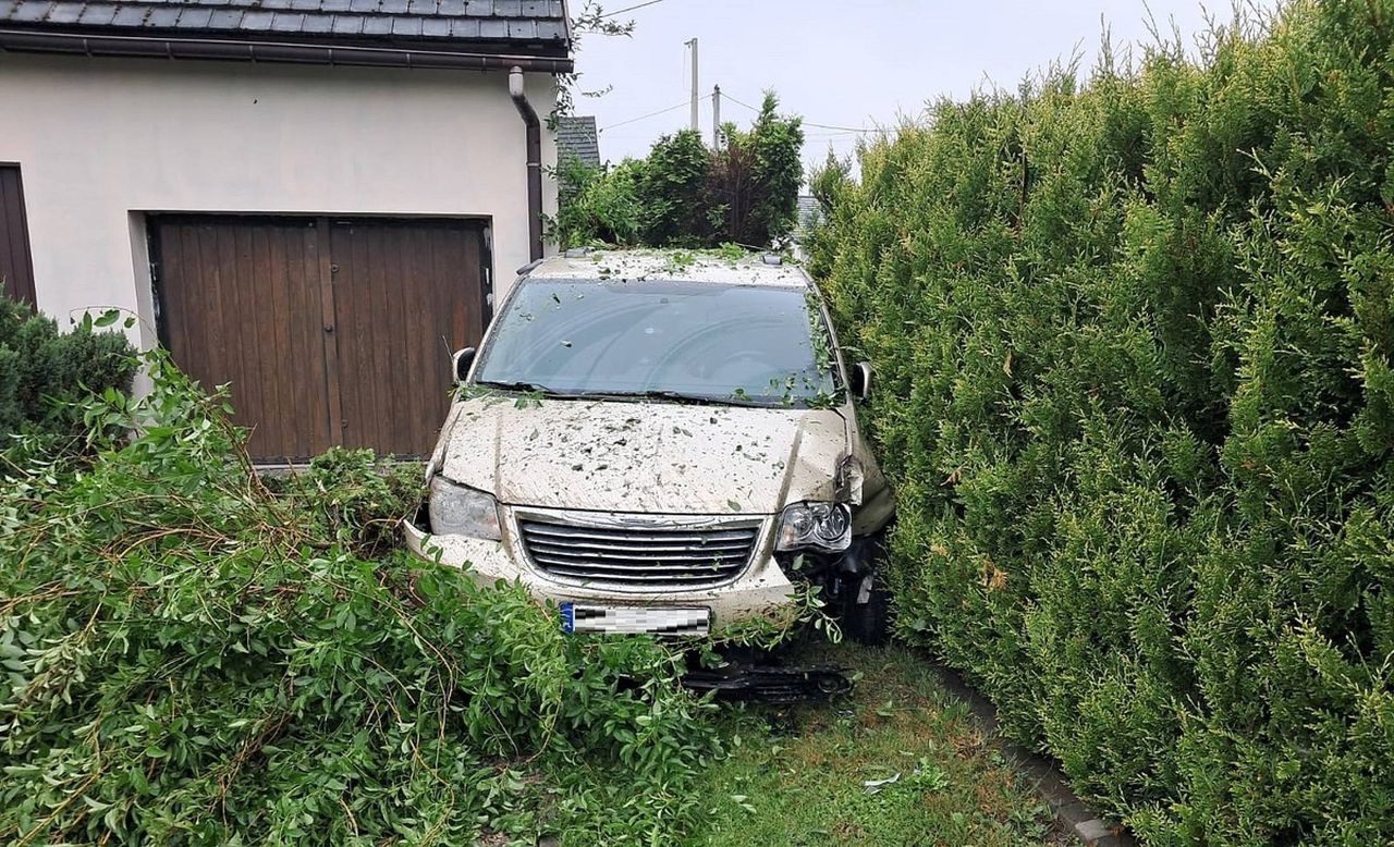 Pijany kierowca uszkodził ogrodzenie i wjechał na teren posesji