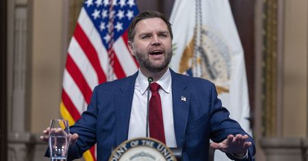 Zastąpi Trumpa? Wygrał wewnętrzny sondaż po raz drugi z rzędu
