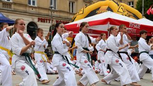 Pokazy karate braci Kęćko przyciągnęły tłumy na Plac Literatów w Kielcach