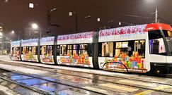 Świąteczny tramwaj w Warszawie. Niezwykły skład wyjechał pierwszy raz w historii