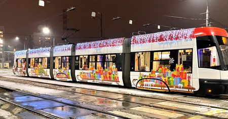Świąteczny tramwaj w Warszawie. Niezwykły skład wyjechał pierwszy raz w historii