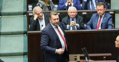 "Wiele wstrząsów". Były premier wieszczy "czarne lata" dla PiS