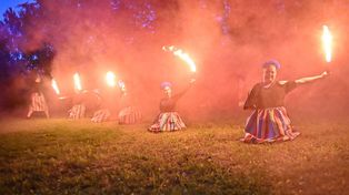Noc świętojańska w Jaśle z wieloma atrakcjami. Duże zainteresowanie mieszkańców. Wianki, teatr ognia i potańcówka w parku linowym na Gądkach