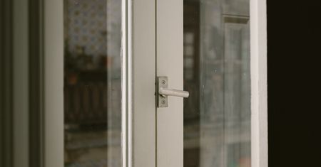 Nadciągają mrozy, a tobie "ciągnie" od okna? Przyczyna może być banalna