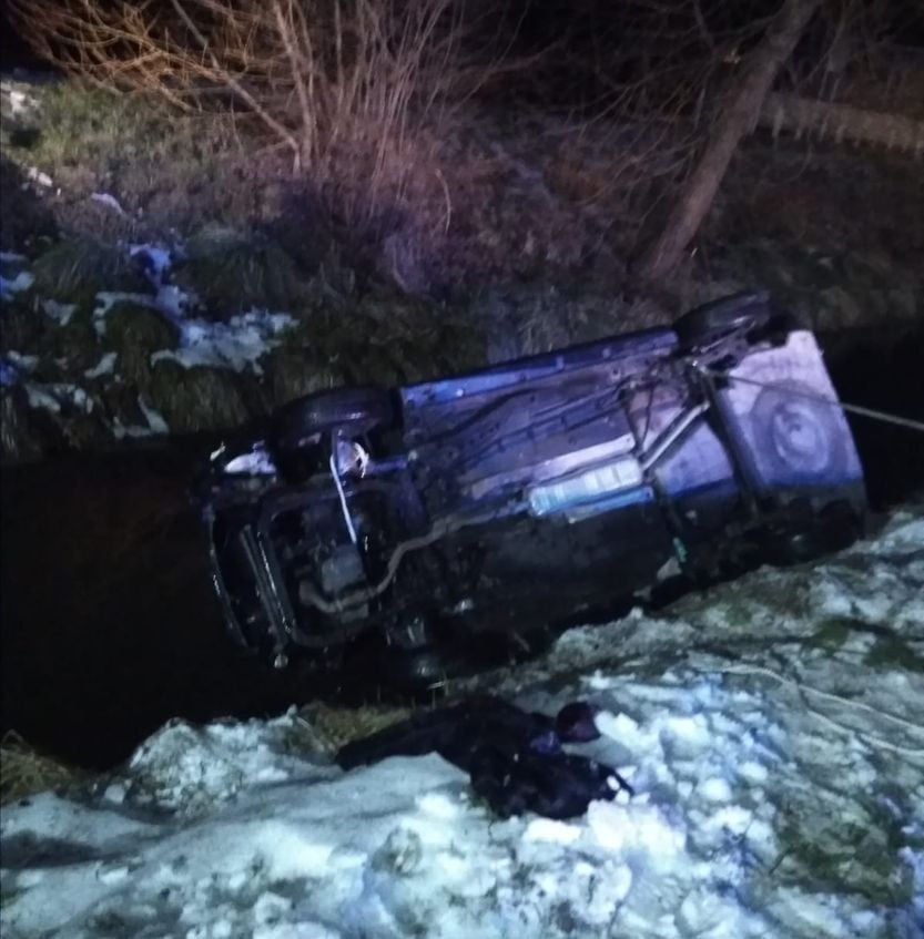 Opel wpadł w rzeki Ciemięga w miejscowości Dys | fot. KMP Lublin