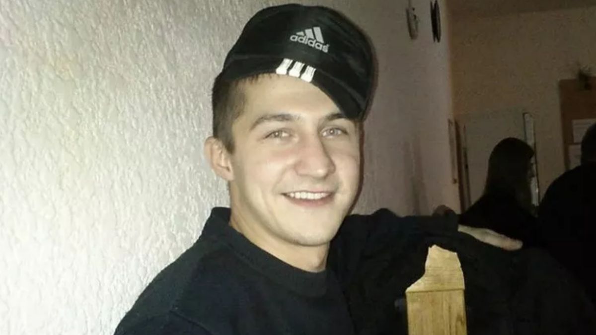 Pedofil musiał kopać swój własny grób
