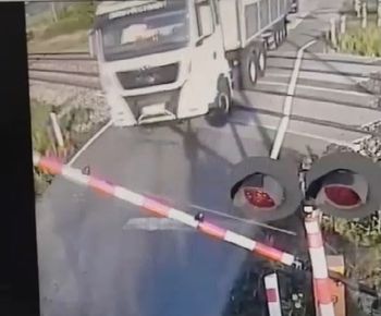 Kujawsko-pomorskie: Ciężarówką wjechał na przejazd kolejowy. Rogatki właśnie się zamykały