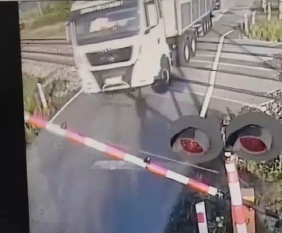 Kujawsko-pomorskie: Ciężarówką wjechał na przejazd kolejowy. Rogatki właśnie się zamykały