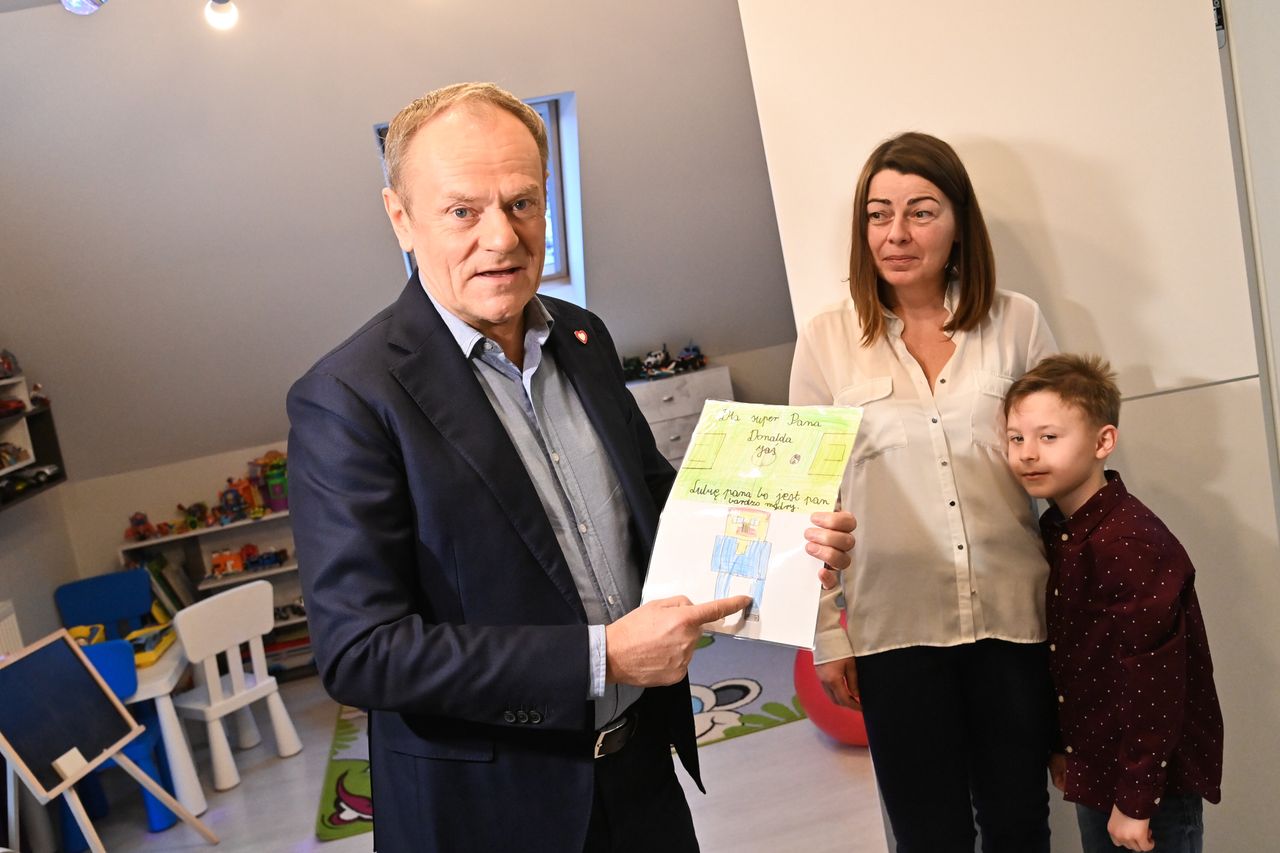 Premier Donald Tusk podczas wizyty u rodziny w Brudzewie 