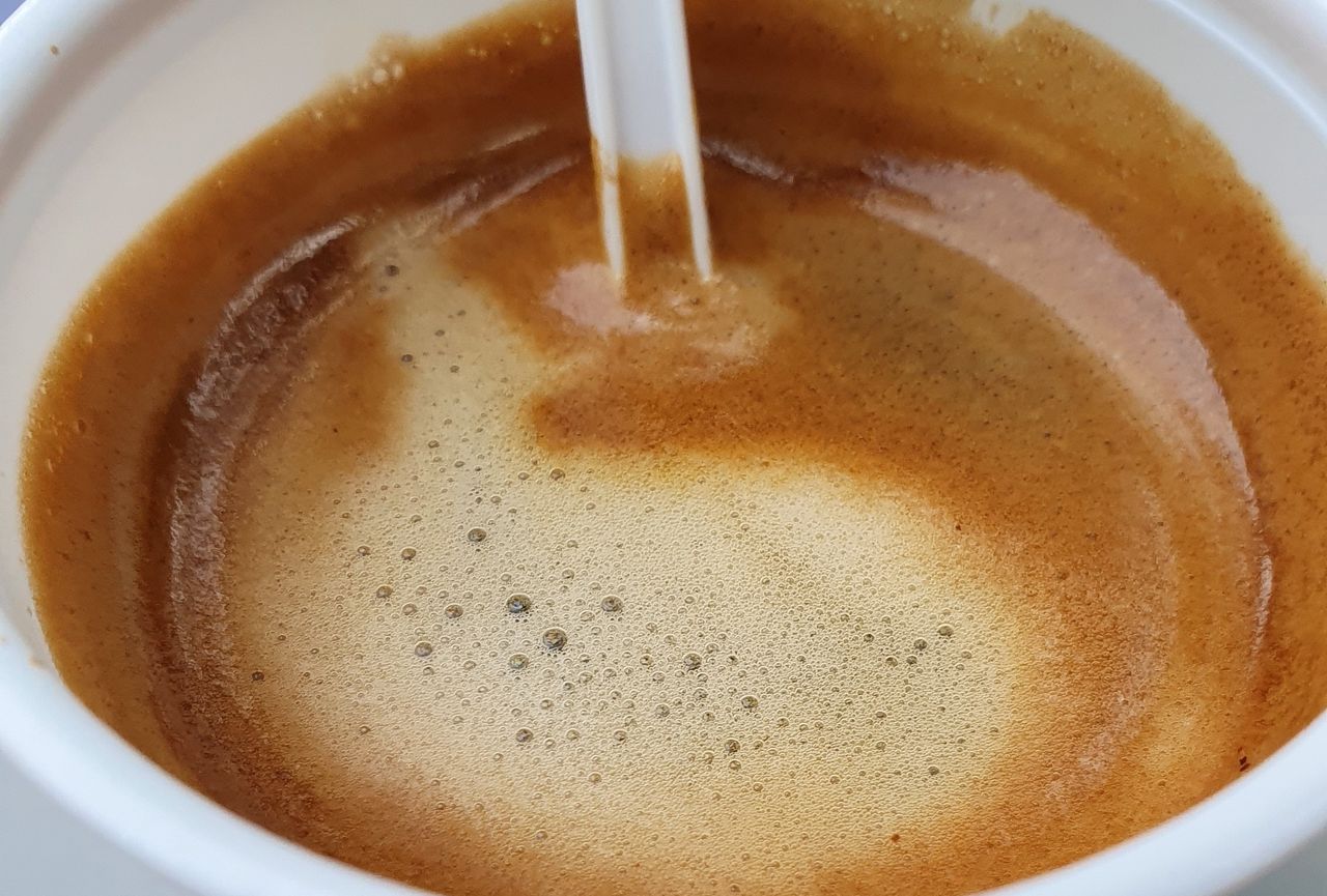 Najgorszy rodzaj kawy, a jesienią pijemy ją litrami. Cukrowo-tłuszczowa bomba