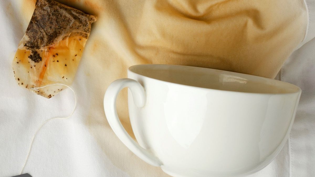 Obrus z plamami po herbacie da się łatwo uratować.